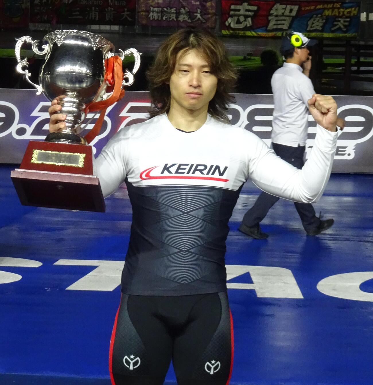 岐阜G3を制した山口拳矢はカップを手にガッツポーズ