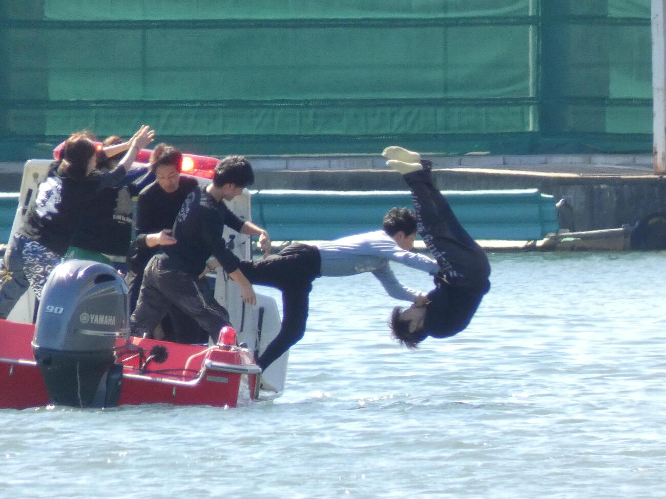 水神祭で飛び込む金子賢志