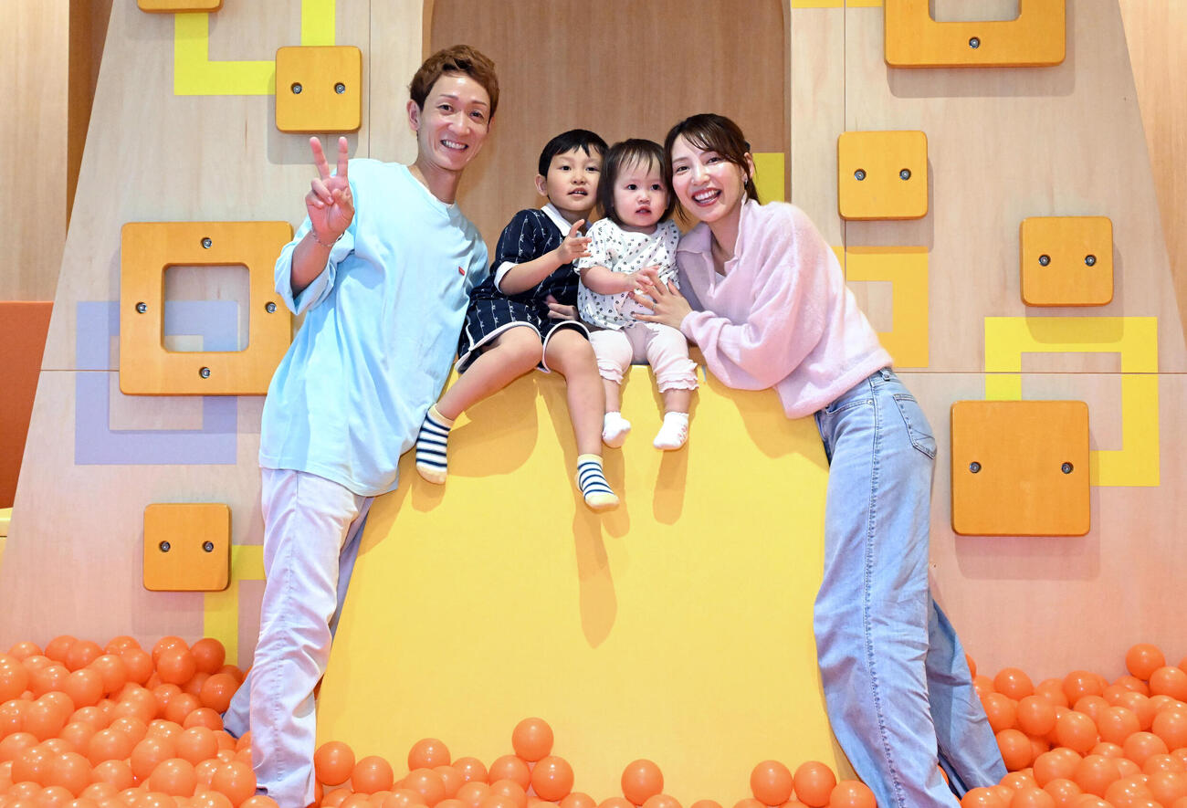室内遊具で遊ぶ（左から）佐藤翼選手、長男・せいくん、長女・すいちゃん、土屋南選手（撮影・石井愛子）