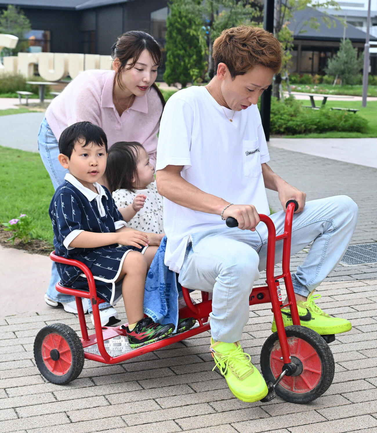 三輪車で遊ぶ（左から）長男・せいくん、土屋南選手、長女・すいちゃん、佐藤翼選手（撮影・石井愛子）