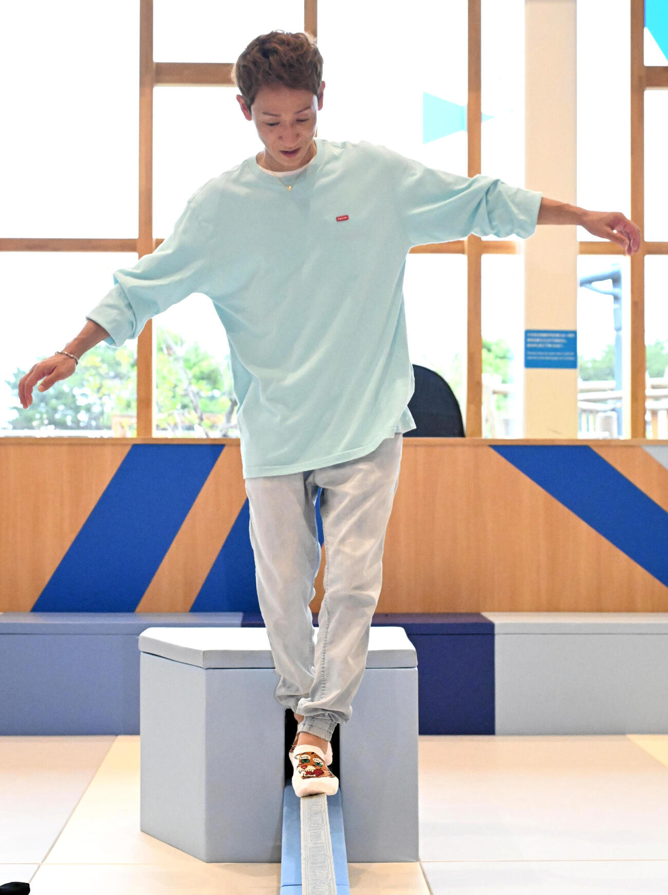 室内遊具で遊ぶ佐藤翼選手（撮影・石井愛子）
