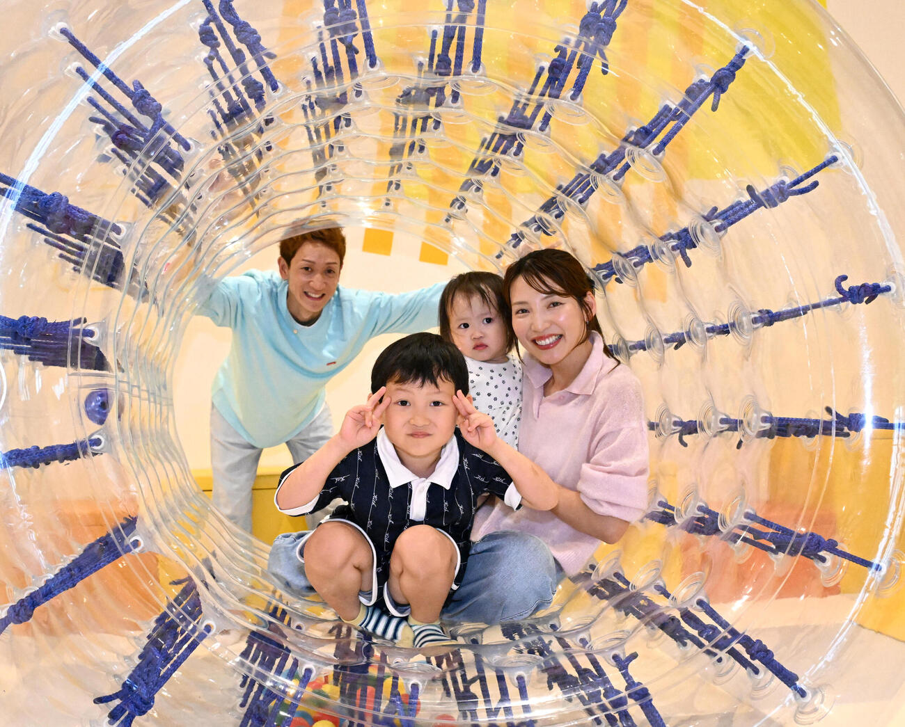 室内遊具で遊ぶをする（左から）佐藤翼選手、長男・せいくん、長女・すいちゃん、土屋南選手（撮影・石井愛子）
