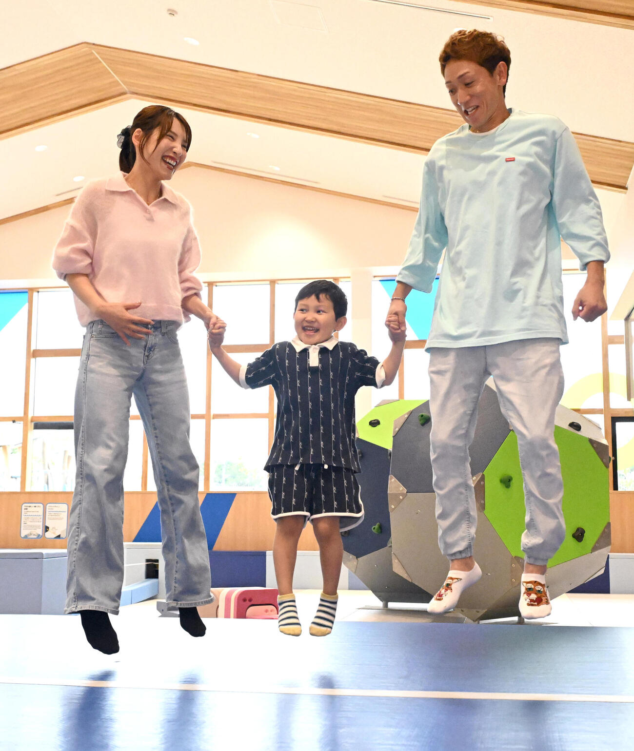 室内遊具で遊ぶ（左から）土屋南選手、長男・せいくん、佐藤翼選手（撮影・石井愛子）