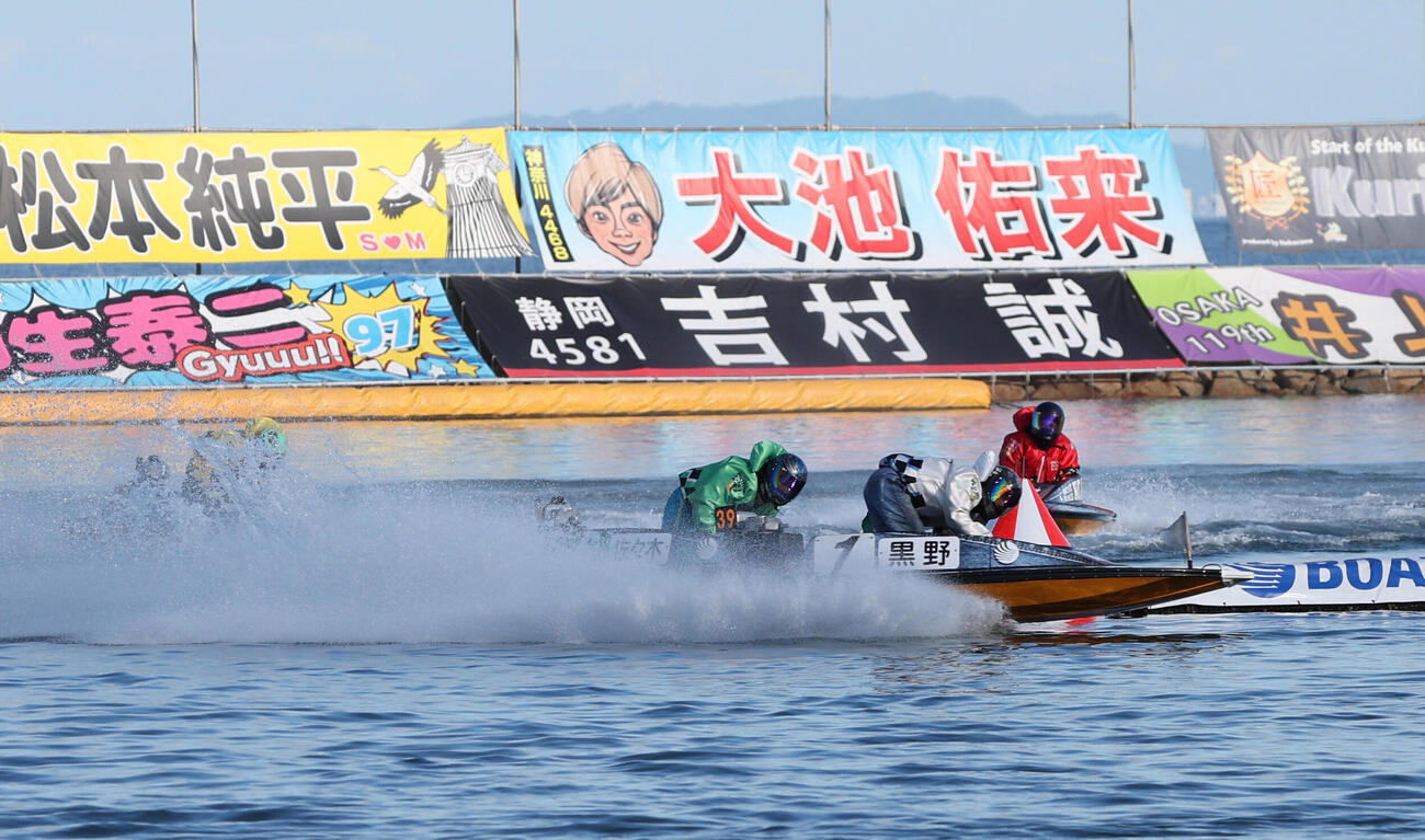 準優10R、1着黒野元基、2着佐々木完太（撮影・西尾就之）