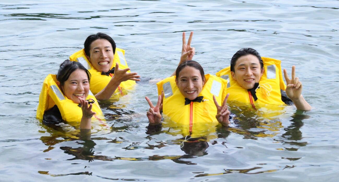 地元の仲間に水神祭で祝福された刑部亜里紗（中央）。左から吉田彩乃、村松将平、右は山口晃朋。