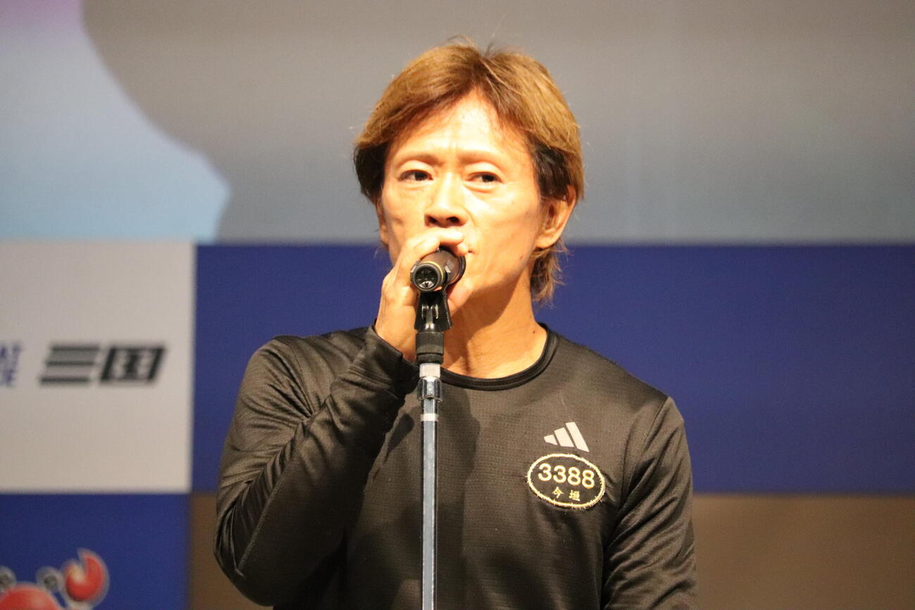 オープニングセレモニーで意気込みを口にする今垣光太郎