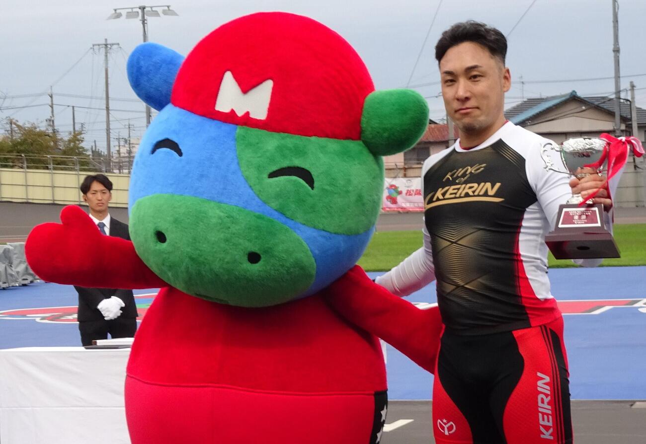 優勝した郡司浩平は松阪競輪キャラクターの「マック」とツーショット