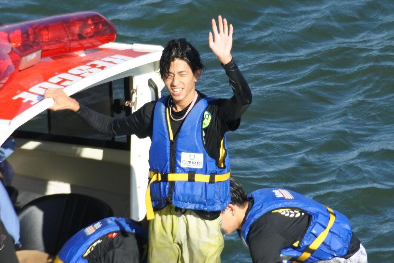デビュー初勝利の鳥本智史が、ファンの祝福に手を振って応えた