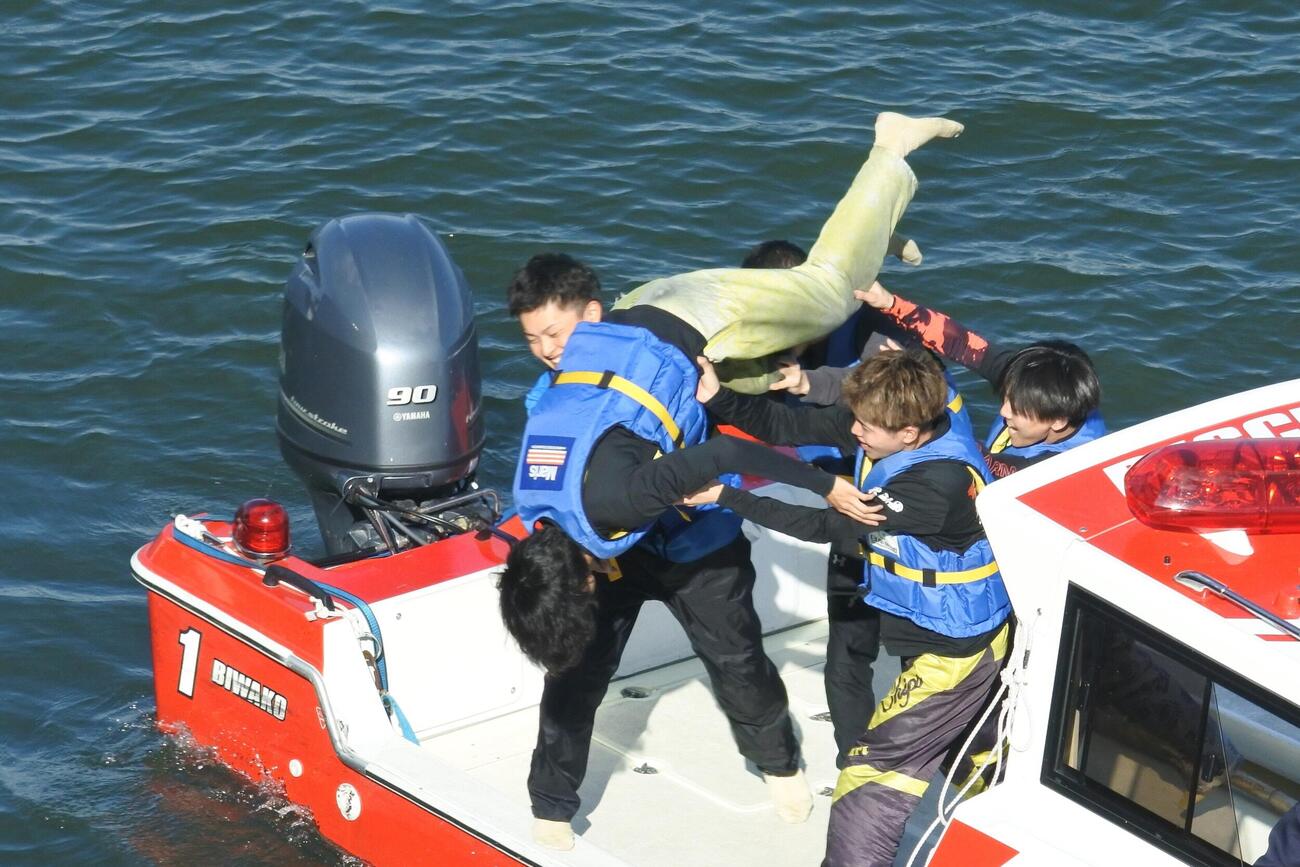 2Rでデビュー初勝利の鳥本智史が、水神祭で祝福を受けた