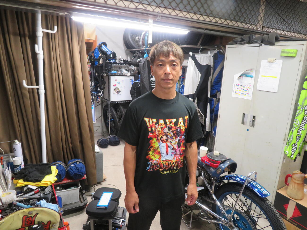 前検日のロッカーに堂々と現れた現役NO・1レーサー青山周平（撮影・小川将司）