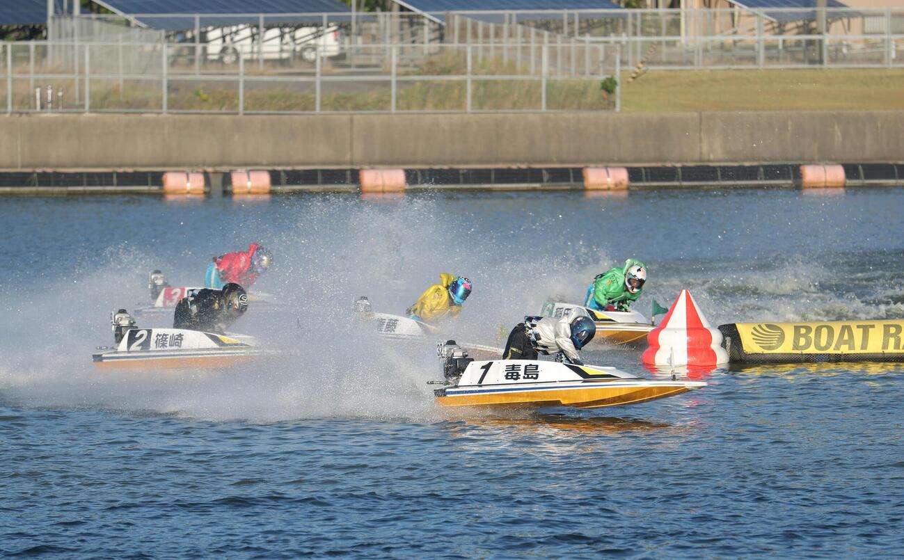 【準優12R・2M】（1）毒島誠がコンマ09のスタートを決め込み先マイ。差した（2）篠崎仁、握った（3）山田康を寄せ付けずバックで押し切った。2着争いは篠崎が2Mを先に回って制し優出。山田は3着に終わった。