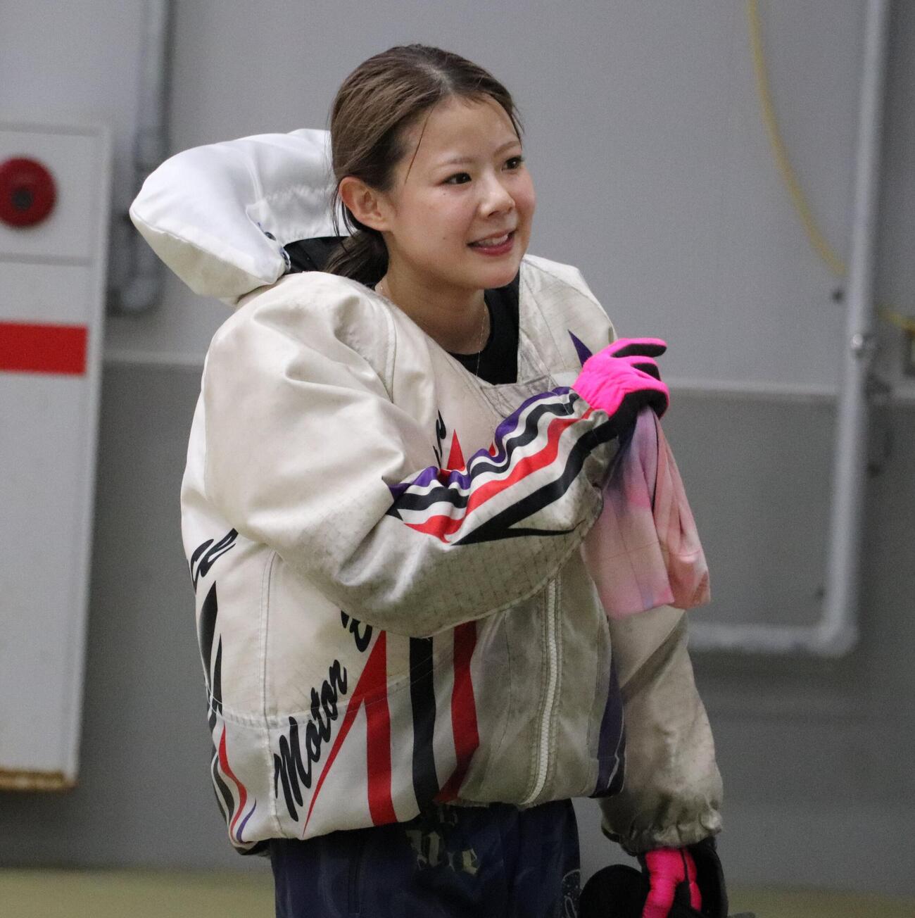 悔しい表情でスリット写真をのぞき込む米丸乃絵