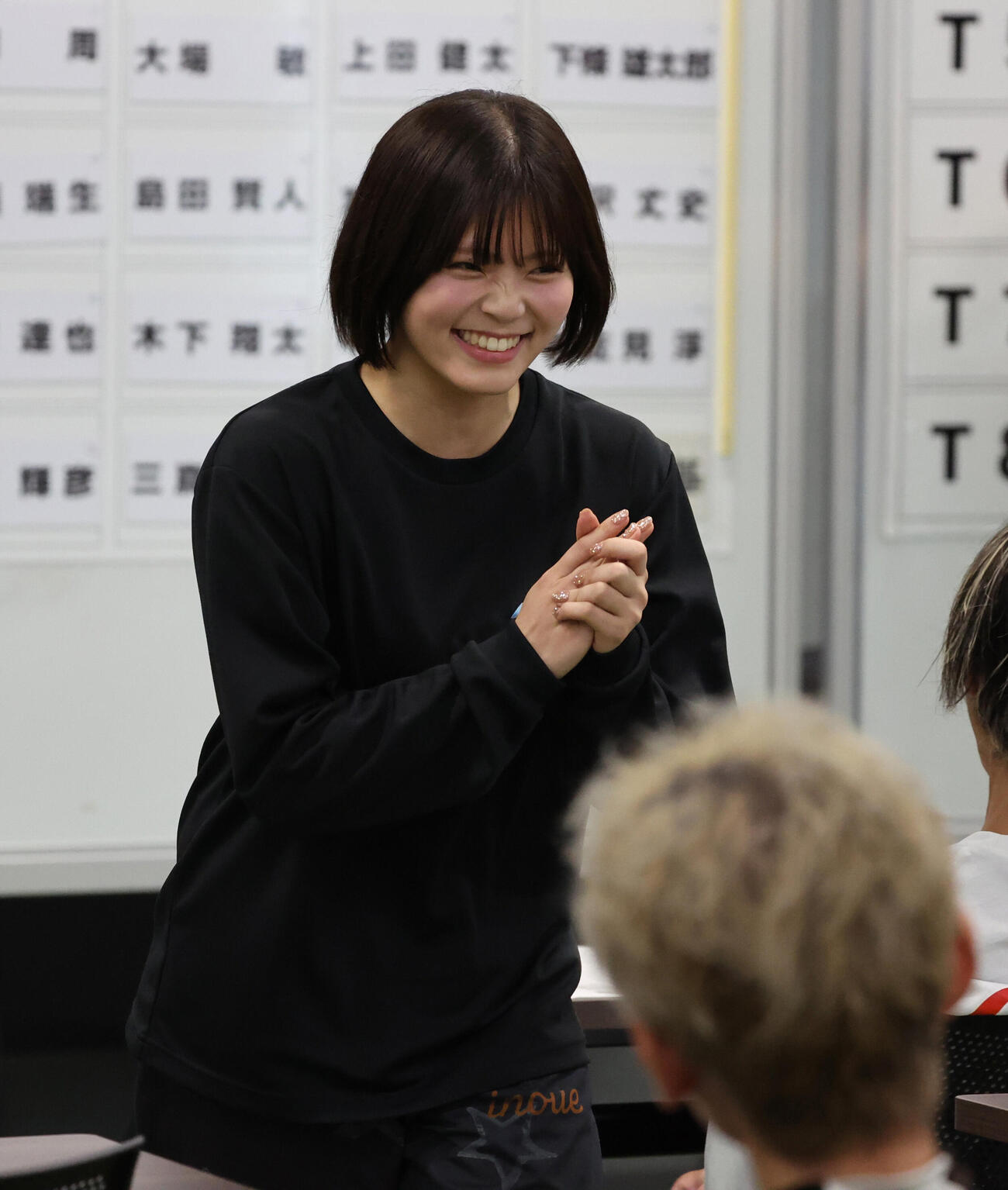 枠番抽選で1枠を引き喜ぶ井上遥妃（撮影・西尾就之）