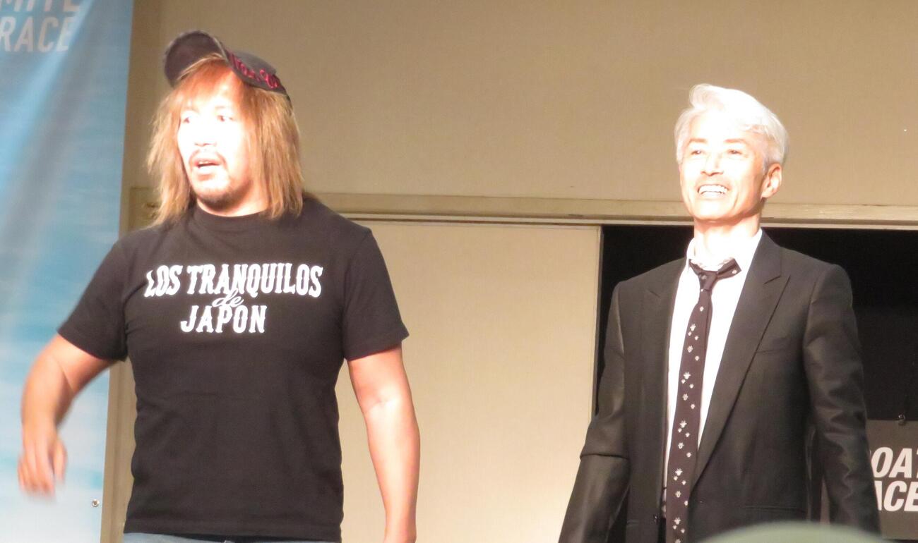 松井繁（右）とプロレスラー内藤哲也のトークショーが開催された