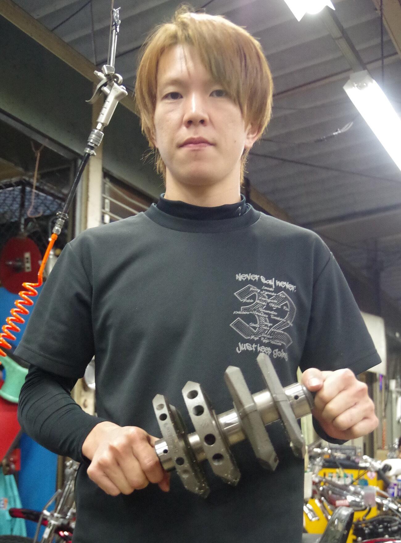クランクを手にする鈴木圭一郎
