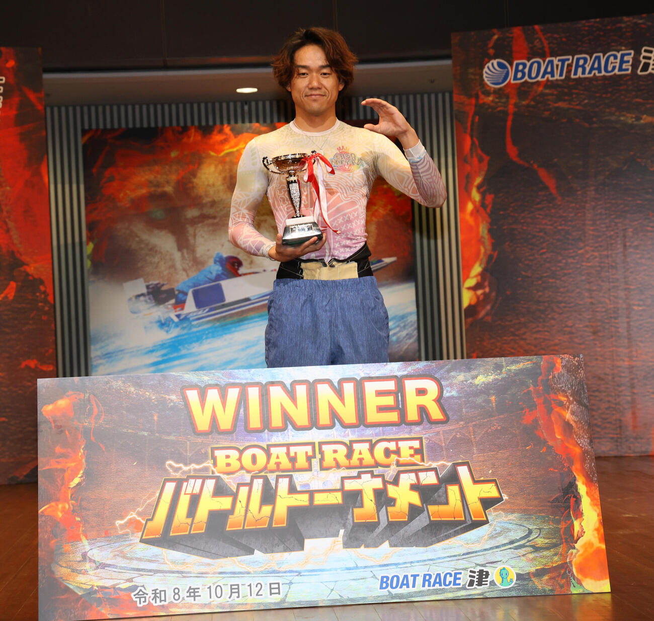 12R優勝戦を制した4850野中一平は表彰式で「つ」のポーズ（撮影・西尾就之）