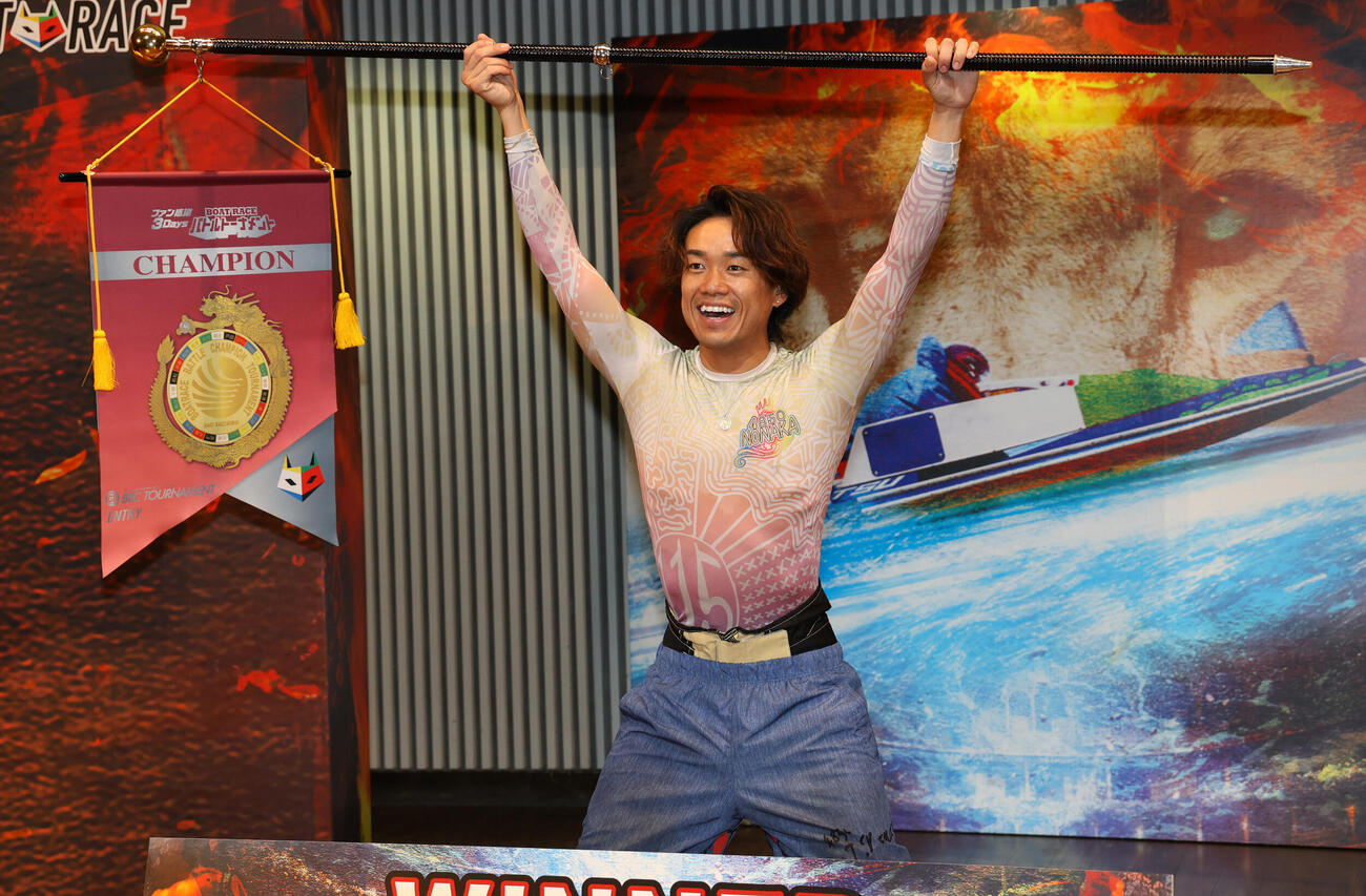 12R優勝戦を制した4850野中一平は表彰式で喜びを爆発させる（撮影・西尾就之）