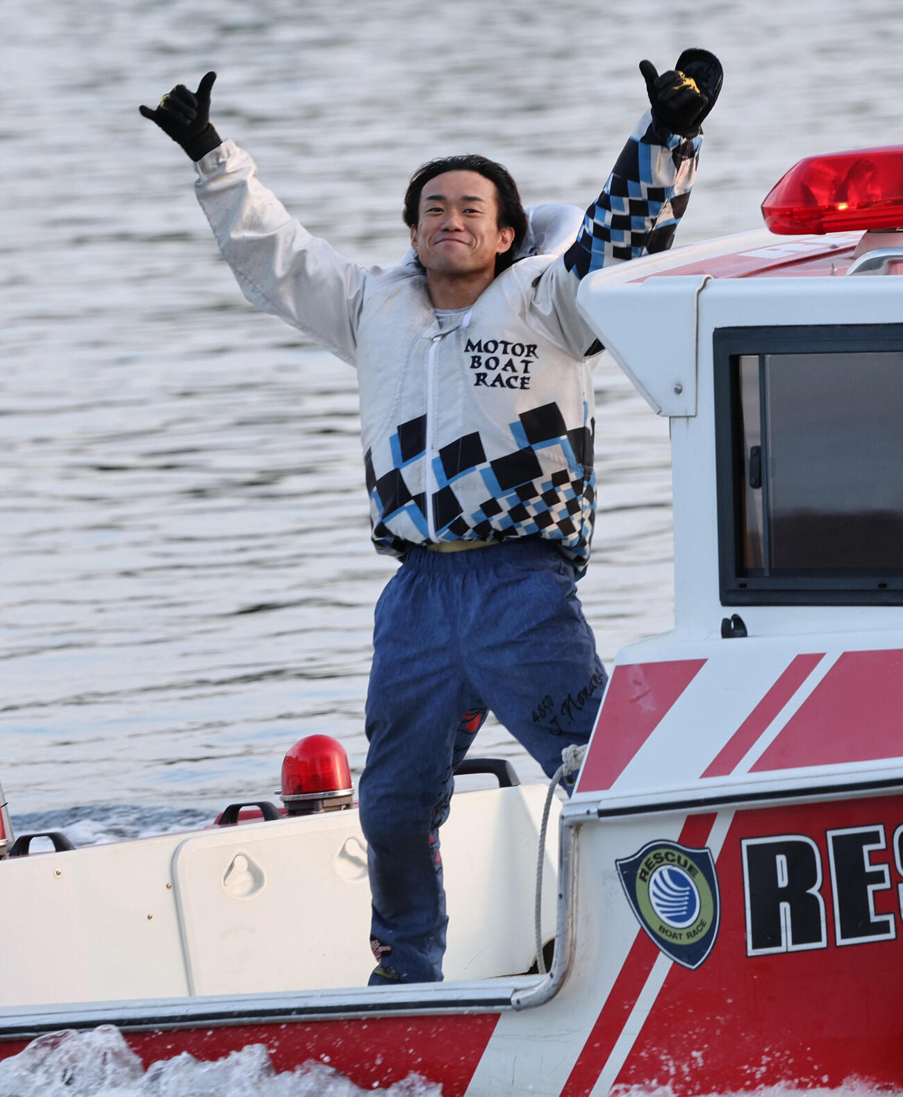 12R優勝戦を制した4850野中一平はウイニングラン（撮影・西尾就之）