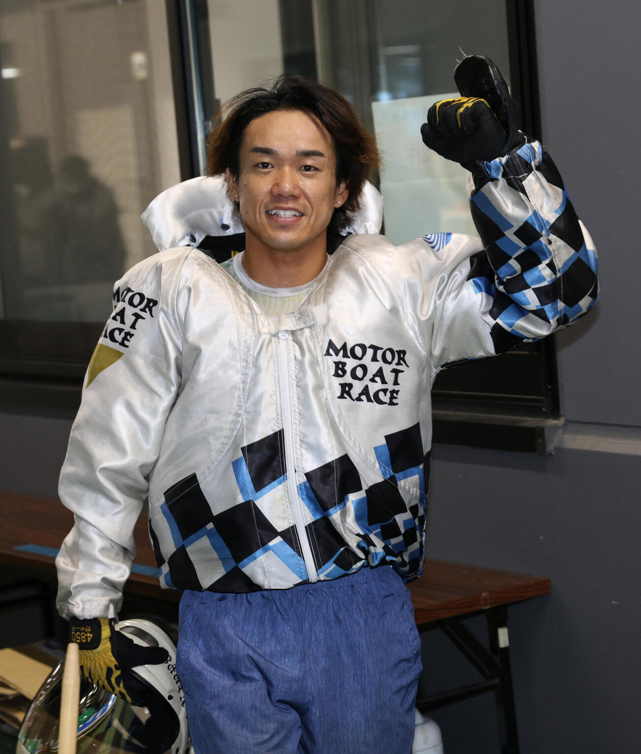 12R優勝戦を制した4850野中一平はピットでガッツポーズ（撮影・西尾就之）