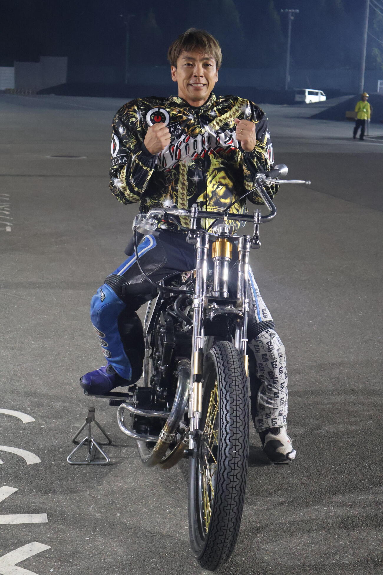 ガッツポーズを決める青山周平