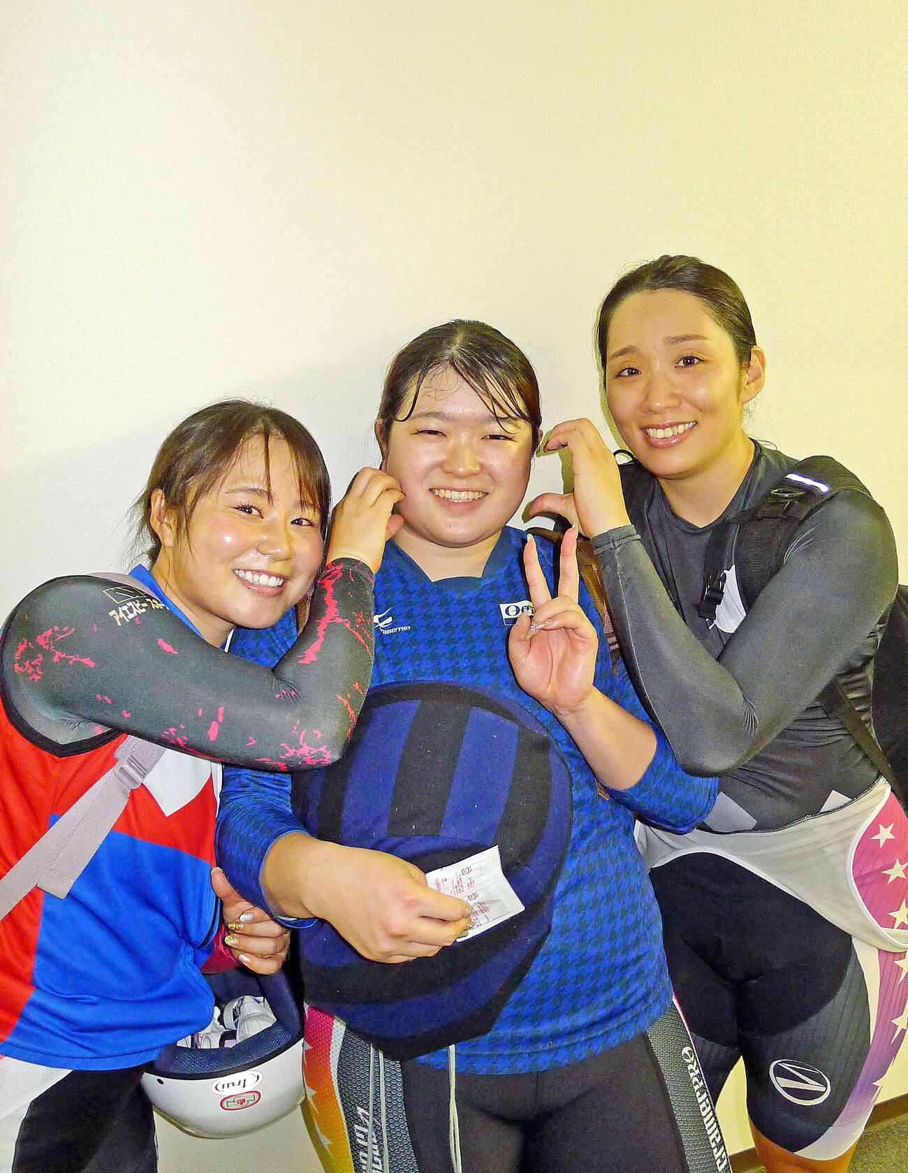 尾方真生（中央）が連勝で勝ち上がった。右は吉川美穂、左は太田瑛美