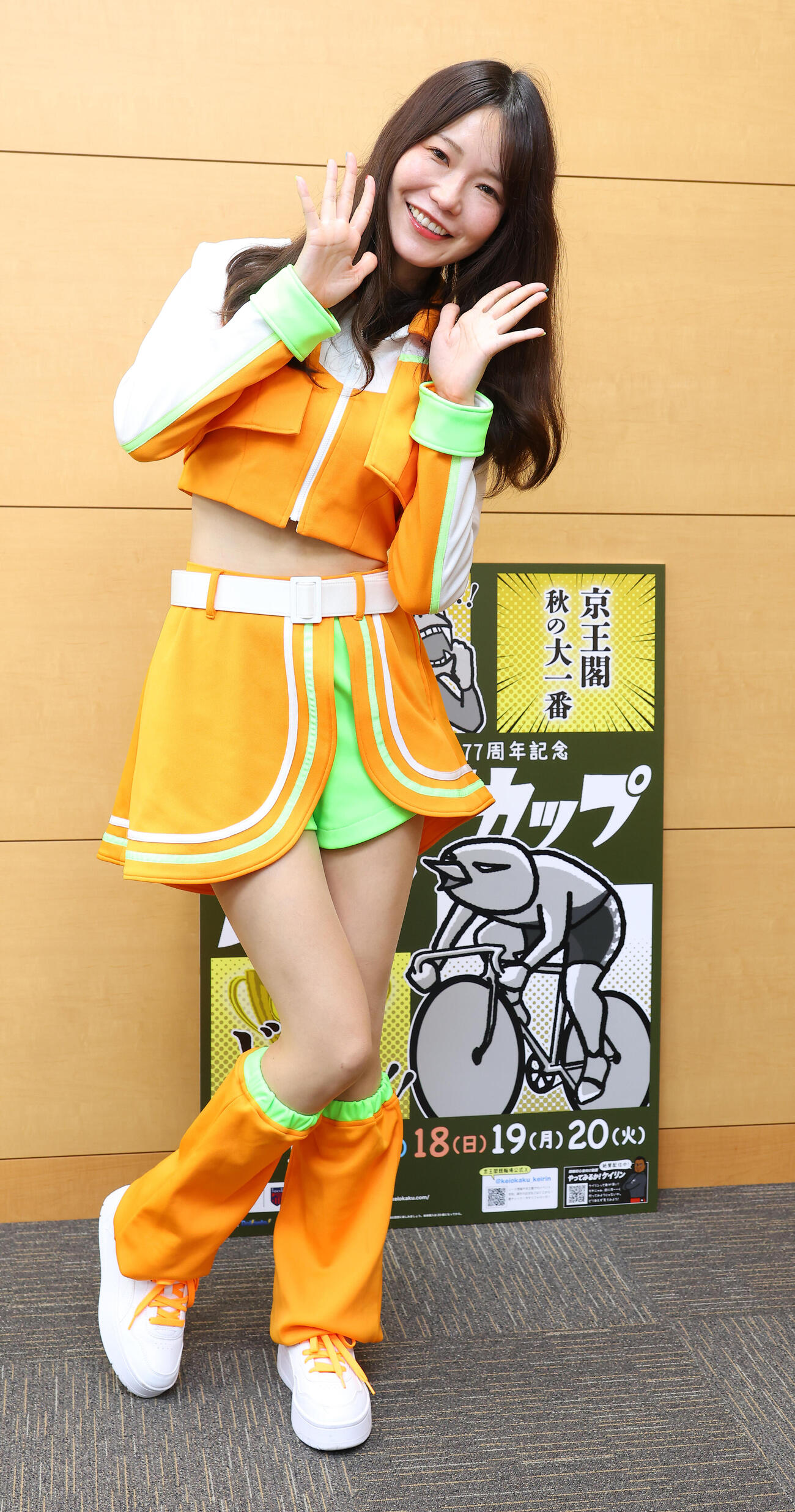 京王閣競輪G3のPRに訪れたマスコットガールのオーヴァルエンジェル一ノ瀬雪乃さん（撮影・中島郁夫）