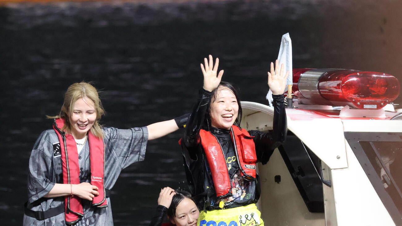 6Rでデビュー初勝利を飾った野田亜湖は水神祭の後、多くのファンの声援に笑顔で応えた