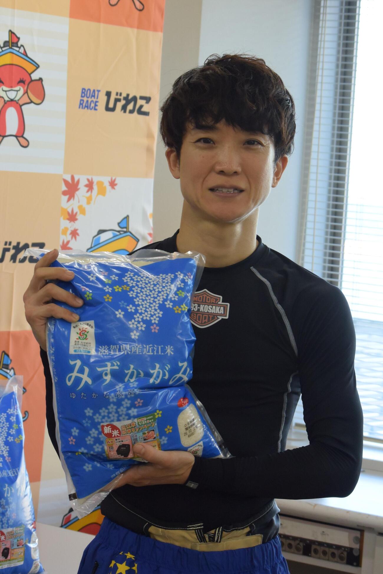 優勝の小坂宗司が副賞の近江米「みずかがみ」を手に笑顔