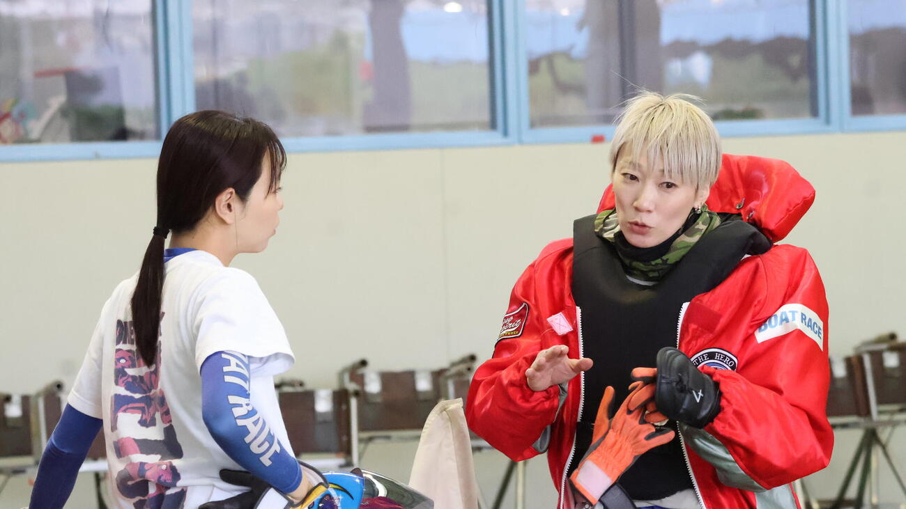 川野芽唯（右）は弟子の大山千広とレース内容を振り返った