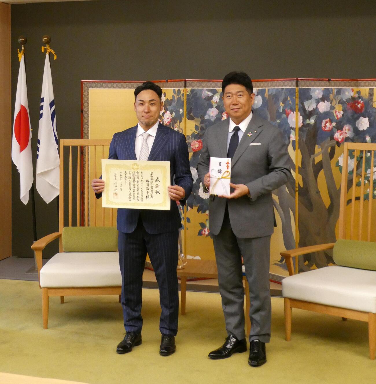 福田紀彦市長（右）を表敬訪問した郡司浩平