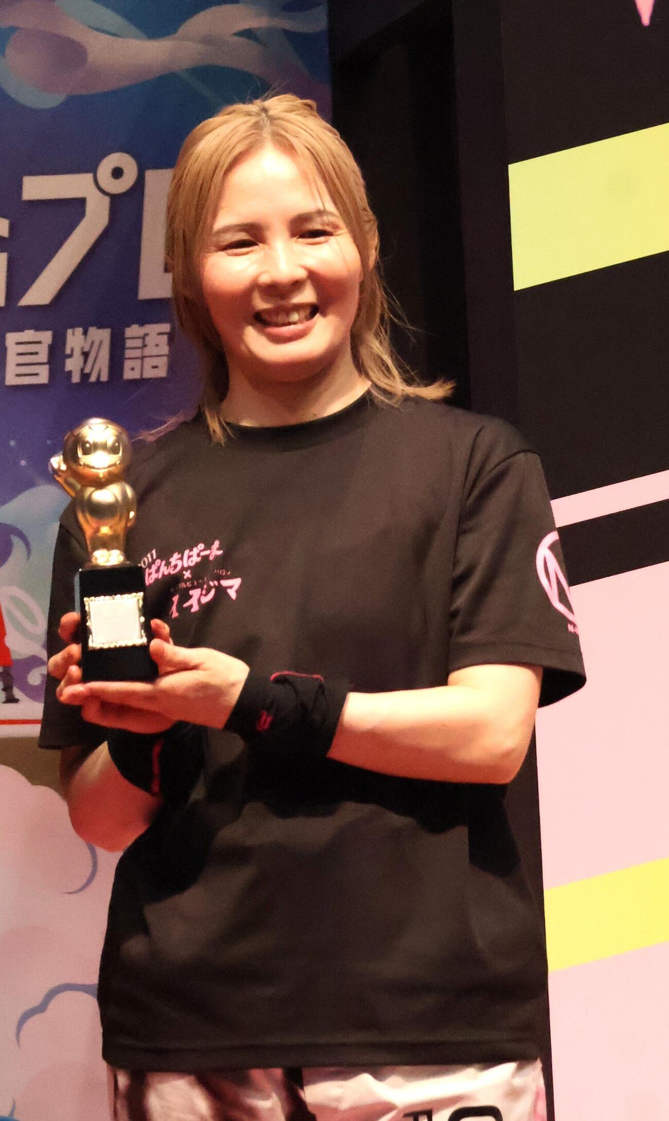 イン逃げを決めた堀之内紀代子は今年2度目、若松では3度目の優勝を飾り、かっぱくんトロフィーを手に笑顔を見せた