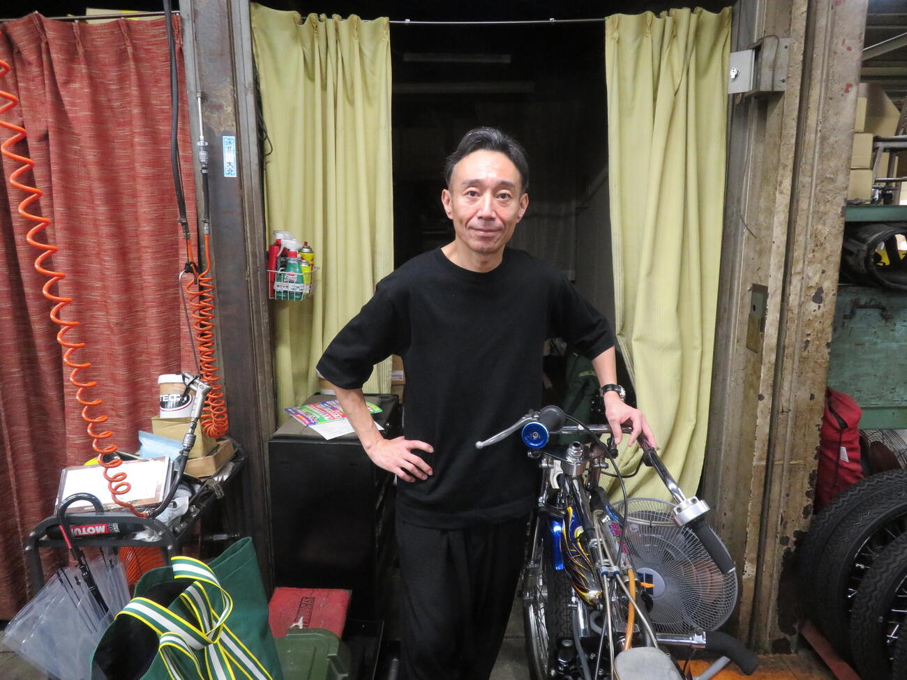 昨年大会覇者の永井大介が私服姿でカメラに収まる（撮影・小川将司）