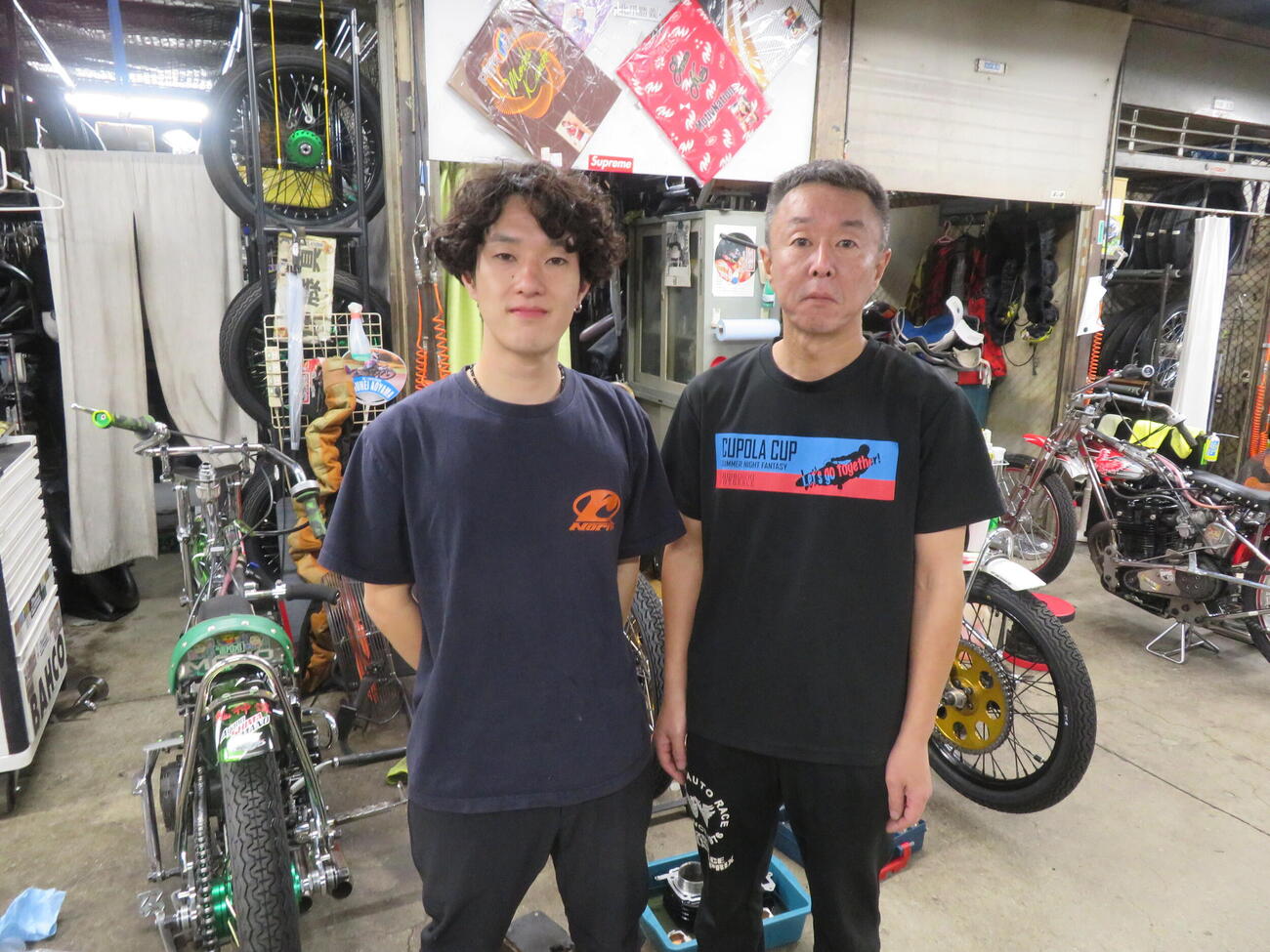 白星発進を決めた中野憲人【写真右】トップレーサーに成長した弟子の黒川京介とツーショット写真（撮影・小川将司）