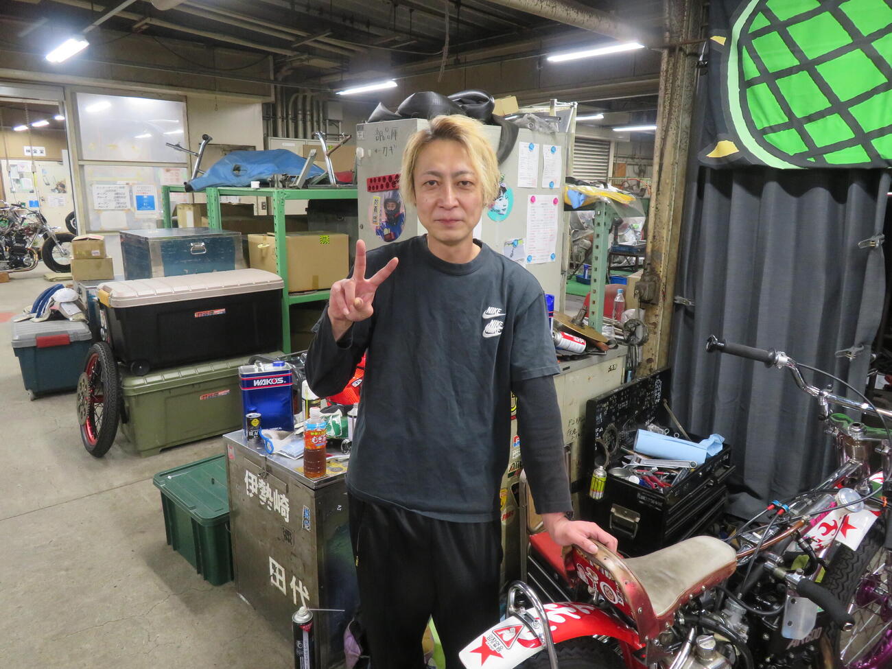 6R地区対抗予選で1着を飾った地元の亀井政和はVサイン（撮影・小川将司）