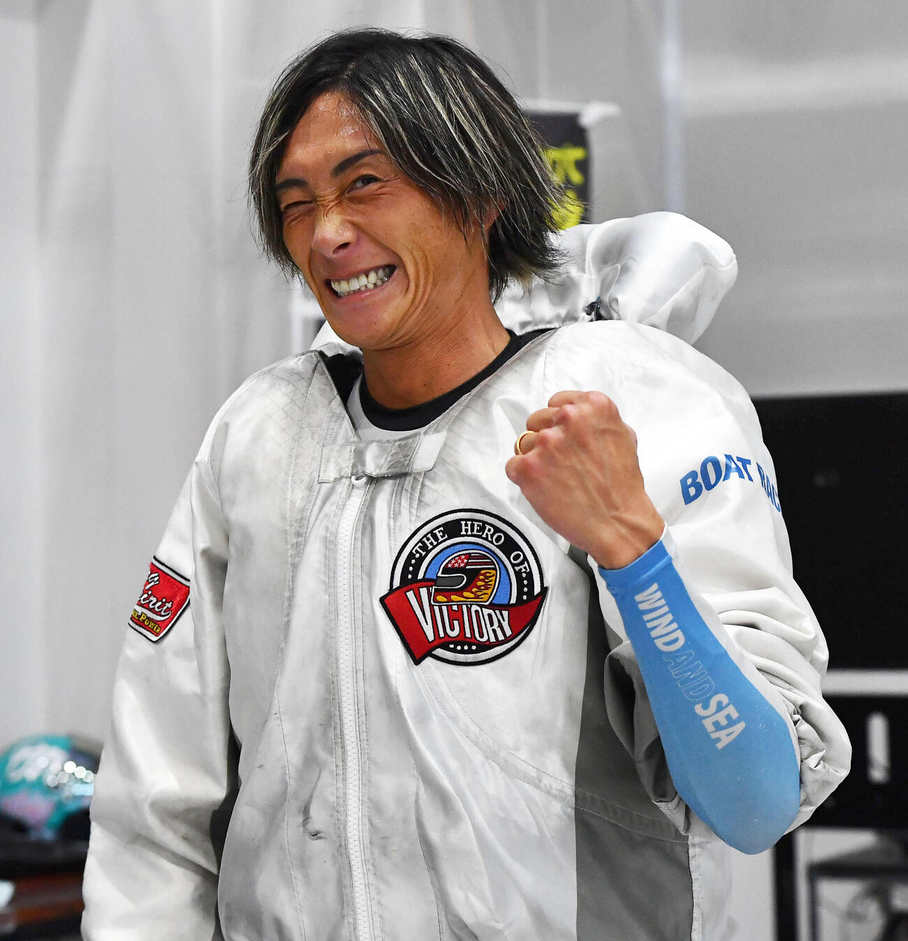12R、1着で優出を決め、ガッツポーズする峰竜太（撮影・岩下翔太）