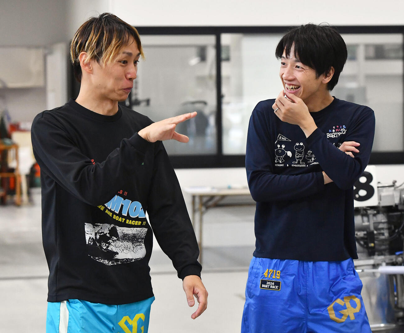 談笑する山田康二（左）と上條暢嵩（撮影・岩下翔太）