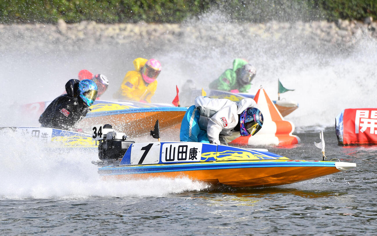 10R、1周目2マークを先頭で旋回する1号艇の山田康二（撮影・岩下翔太）
