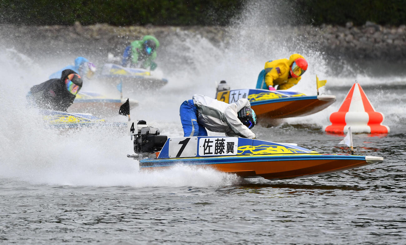 11R、1周目2マークを先頭で旋回する1号艇の佐藤翼（撮影・岩下翔太）