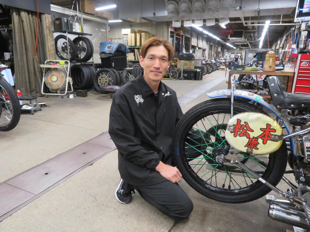 1着ゴールを目指して3日目の準備を進める地元S級の松本康（撮影・小川将司）