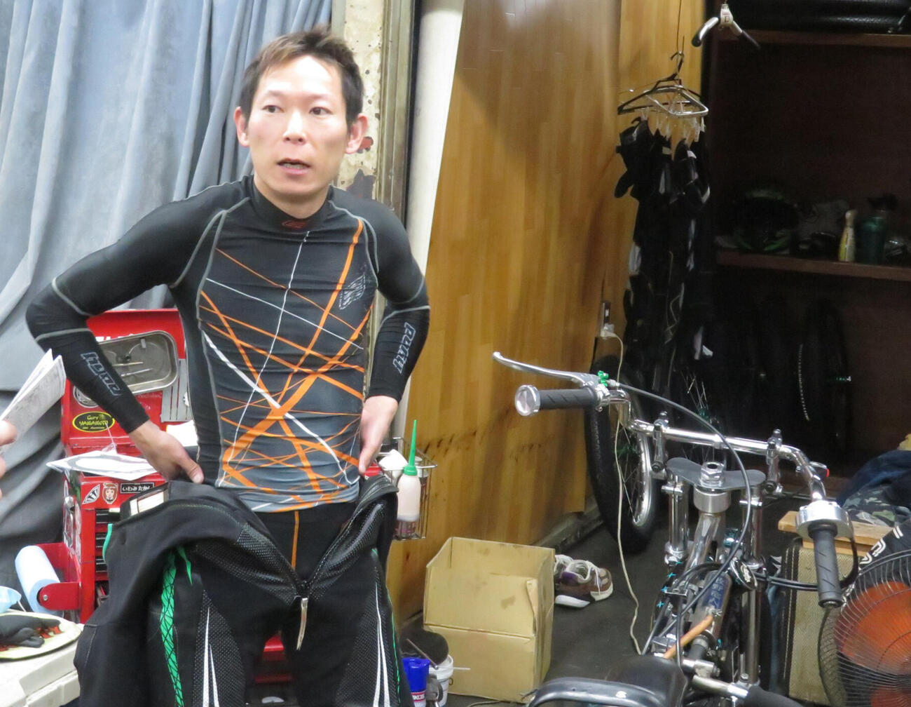 完調宣言が出た佐藤貴也は同期生とレースを振り返る（撮影・小川将司）