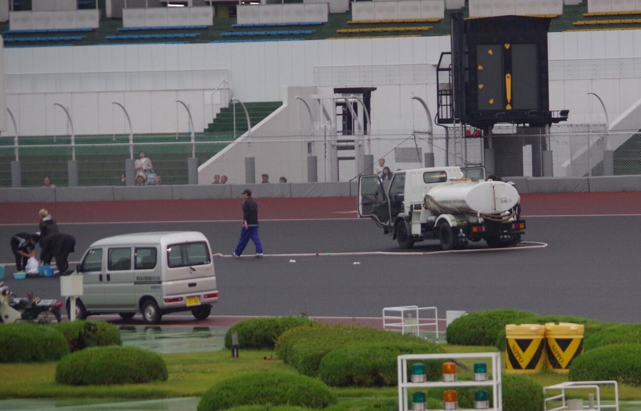 オイル漏れの個所は散水車で洗い流す作業となった