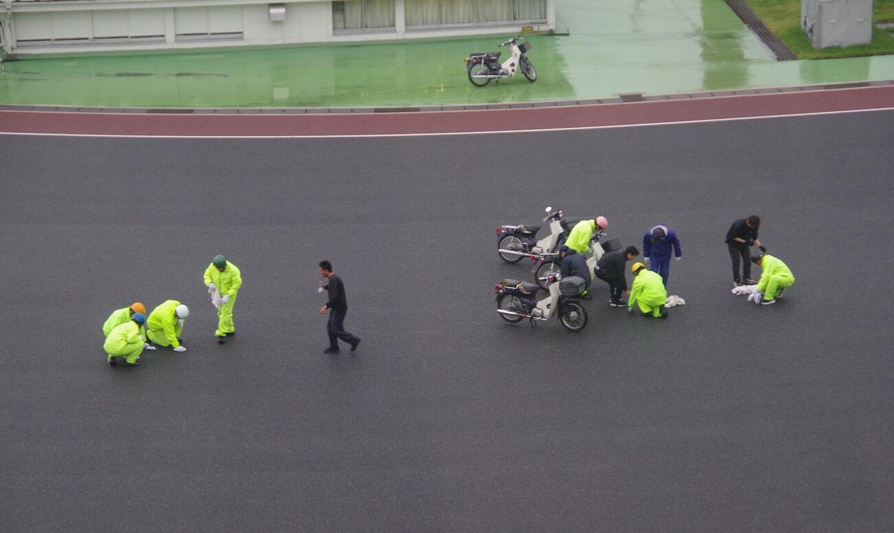 伊勢崎4日目3Rで発生した落車事故によるオイル漏れ除去作業をする係員