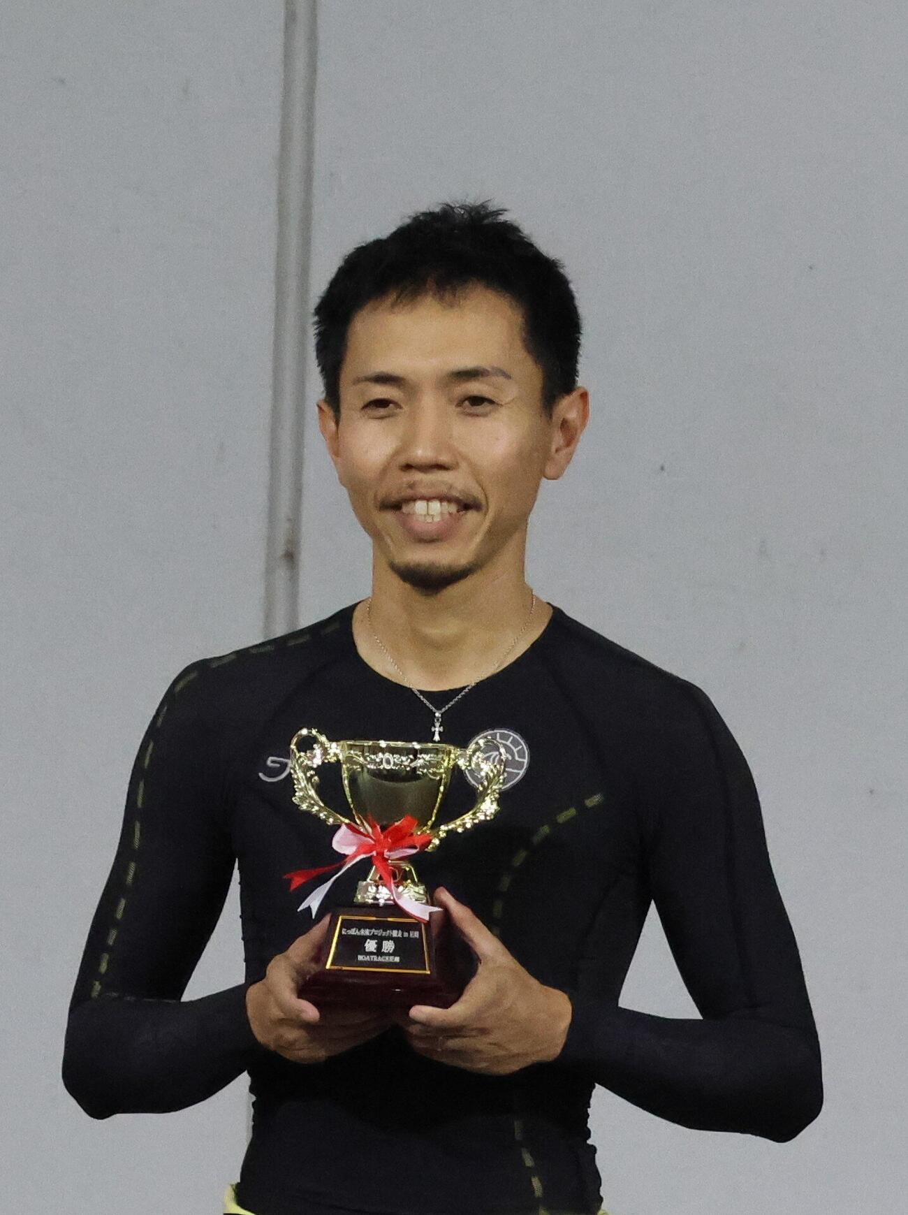 優勝戦は堤啓輔が念願のデビュー初Vをつかみ、優勝カップを手に笑顔を見せた（撮影・北條直治）
