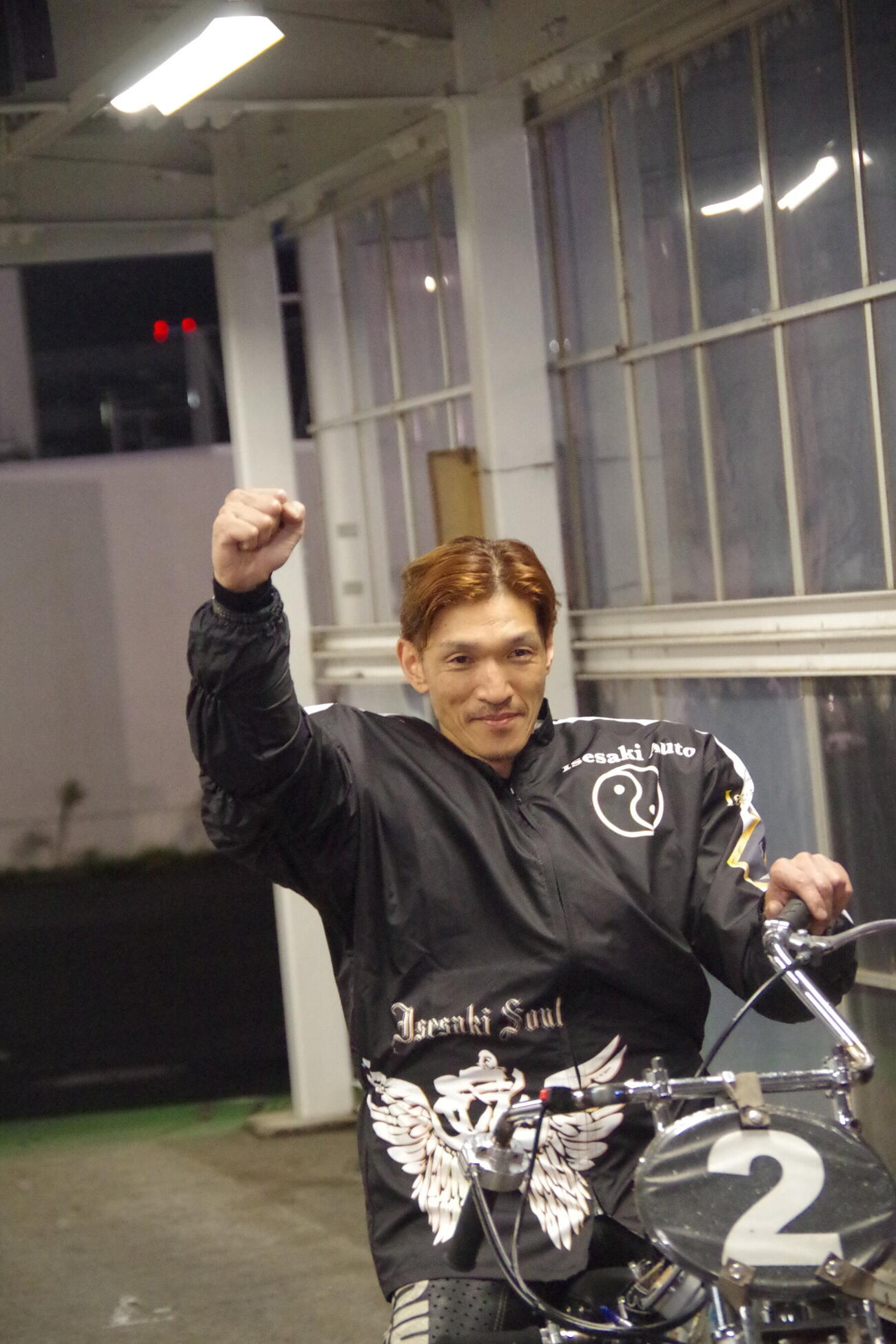 グレードレース初優勝でガッツポーズする松本康