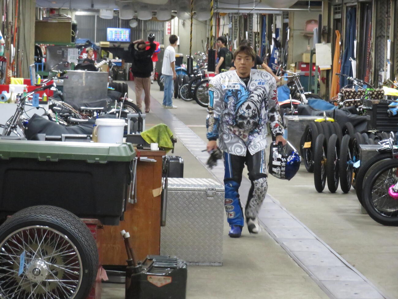 1枠の勝負服を着て試走に向かう現役最強レーサー青山周平（撮影・小川将司）