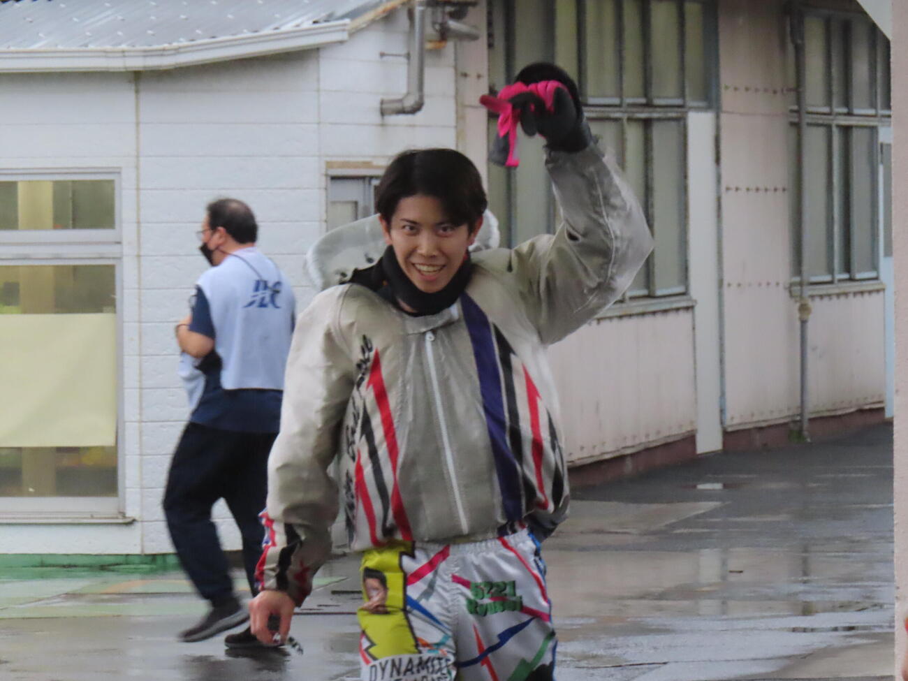 優勝戦一番乗りで拳を突き上げて喜ぶ竹間隆晟