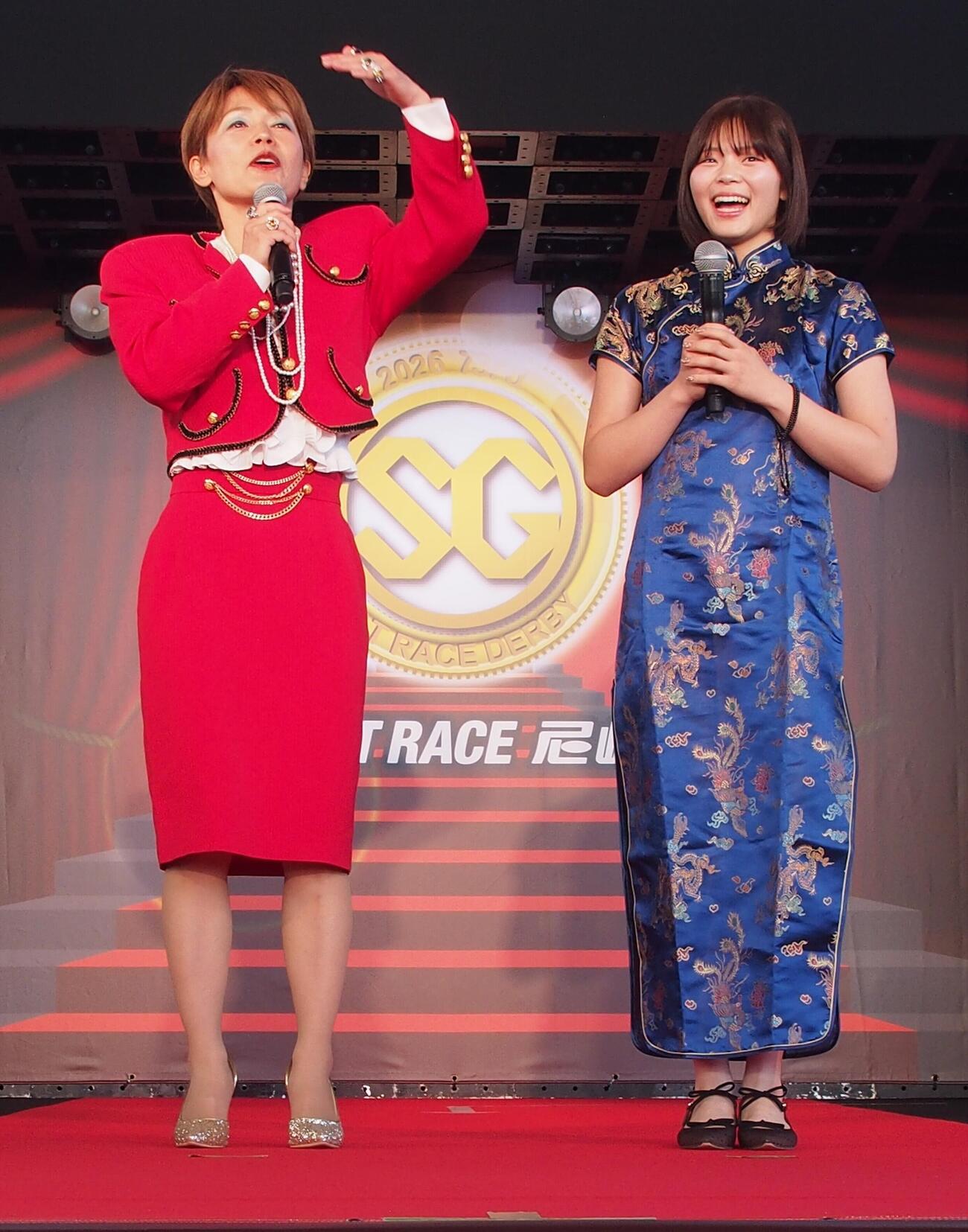 盛況の会場を見渡す岩崎芳美（左）と笑顔の井上遥妃