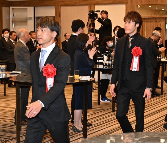 今年3月の第38回オートレース年間三賞表彰式で会場に入る、殊勲賞を受賞した青山周平（手前左）と敢闘賞を受賞した佐藤励（右）