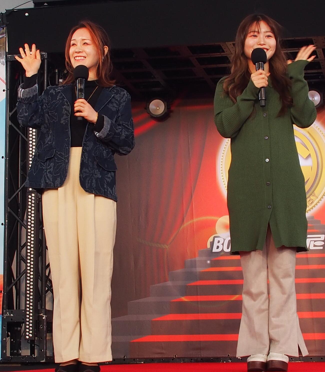 たくさんのファンに手を振る前田紗希（左）と平川香織