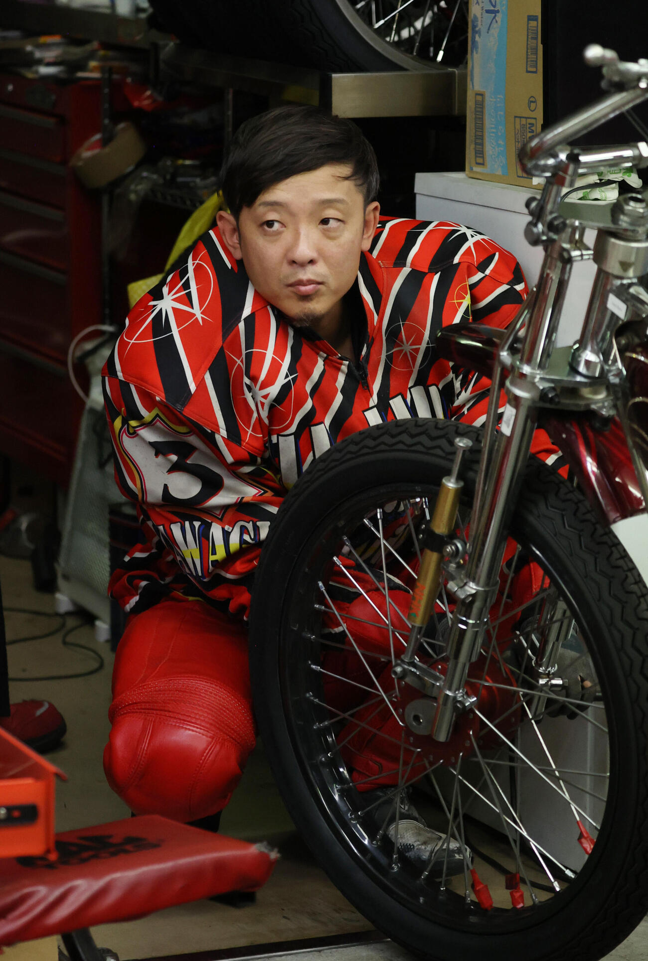 前検でタイヤをセッティングする中村友和（撮影・柴田隆二）